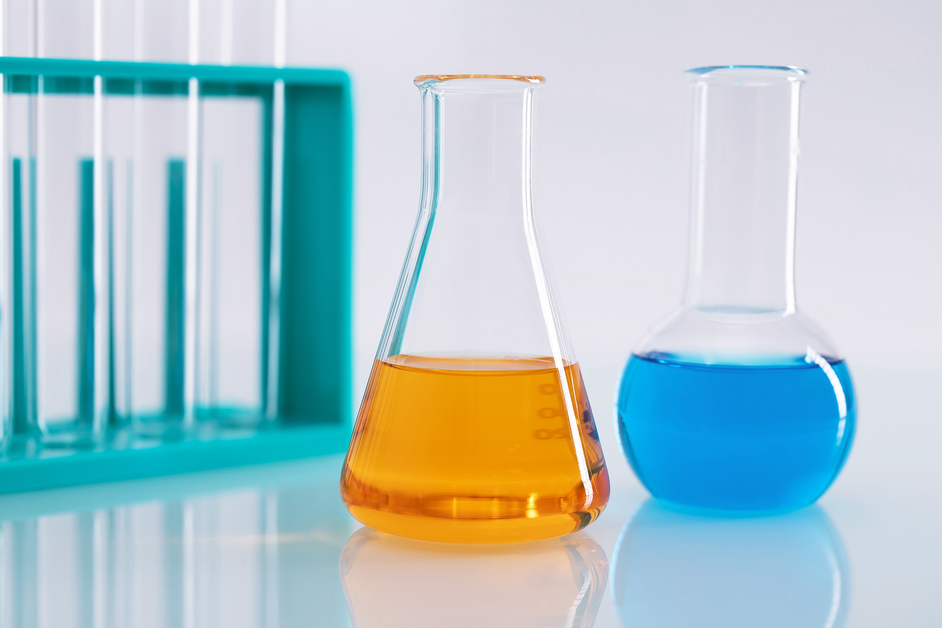 closeup-shot-erlenmeyer-flask-with-orange-liquid-round-flask-with-blue-liquid-lab_副本