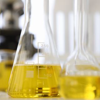 laboratory-test-tubes-with-yellow-liquid-are-table_副本