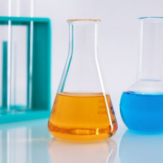 closeup-shot-erlenmeyer-flask-with-orange-liquid-round-flask-with-blue-liquid-lab_副本